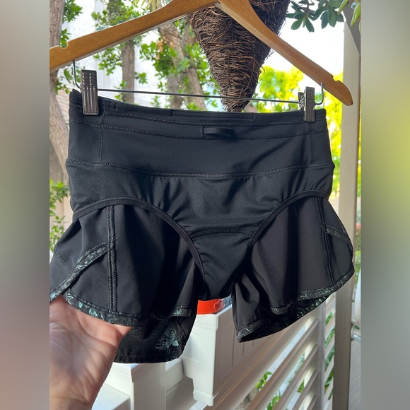 NWOT Lululemon “Speed Up short” 4”, logo Flourish Black iridescent foil, size 4 - Picture 14 of 17